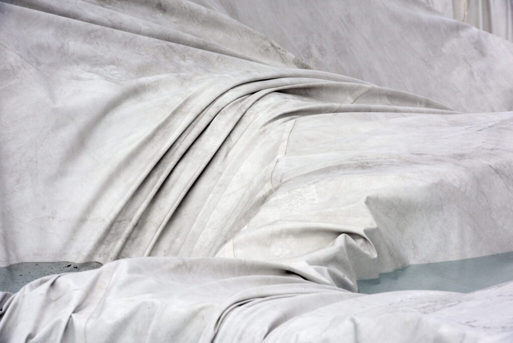 Claudio Orlandi. Ultimate Landscapes  2 1 2018 Courtesy of the artist Ultimate Landscapes: la drammaticità dei teli geotessili